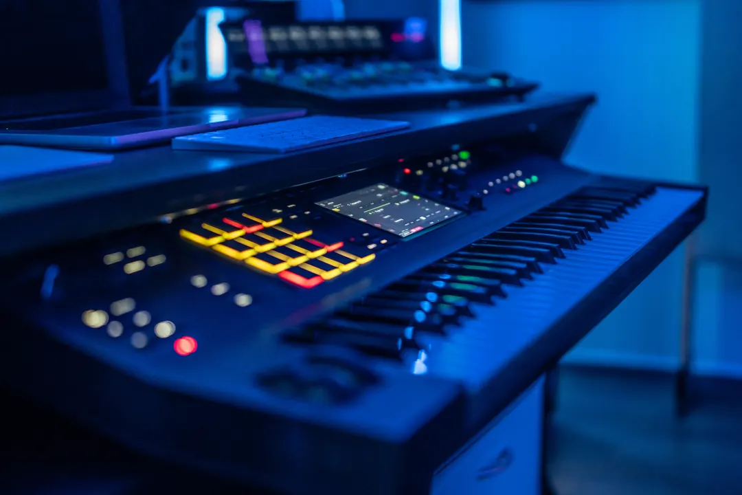 AKAI MPC Key 61 at the desk